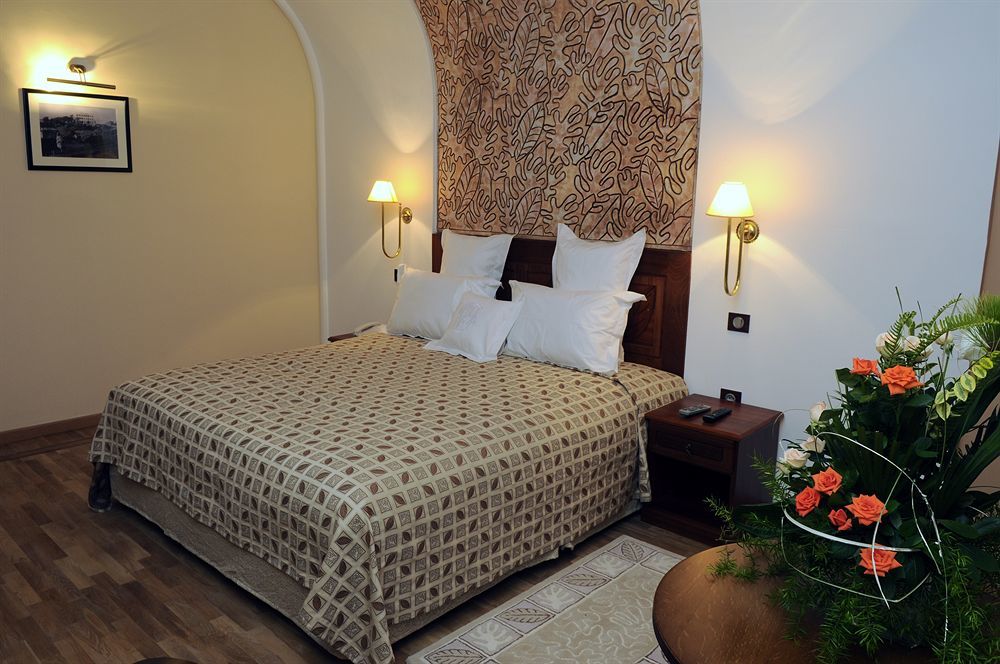 Grand Hotel Villa De France Tanger Ngoại thất bức ảnh A bedroom in the hotel