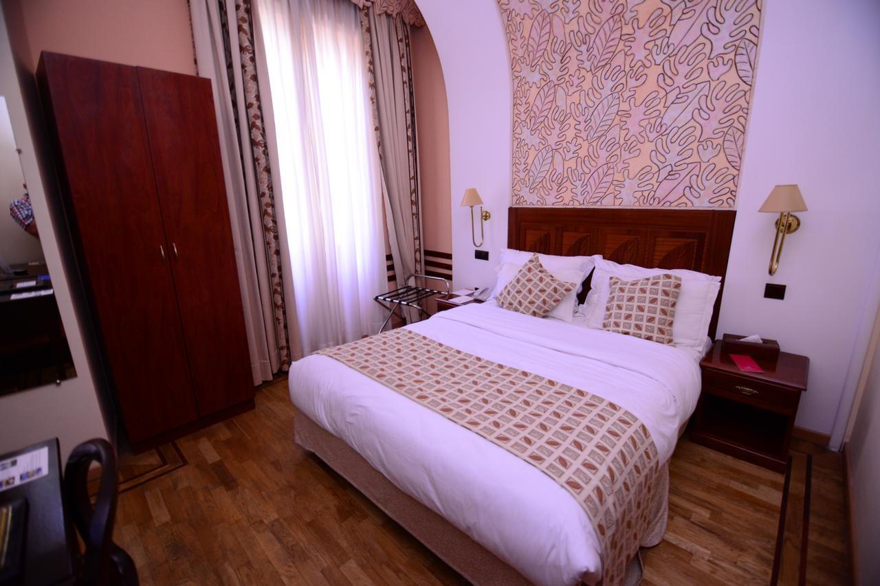 Grand Hotel Villa De France Tanger Ngoại thất bức ảnh A bedroom at the hotel